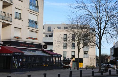 Saint-Cyr-l'Ecole Apartment | Discover Family-Friendly Comfort at La Suite Est-Versaillais