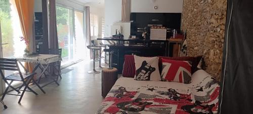 Villeneuve-Saint-Denis House | Discover La Suite Musicale: Oceanfront & Pet Friendly Stay