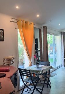 Villeneuve-Saint-Denis House | Discover La Suite Musicale: Oceanfront & Pet Friendly Stay