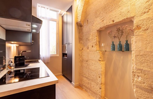Avignon City Centre Apartment | Elegant La Suite N°3: Historic Center with Family Amenities