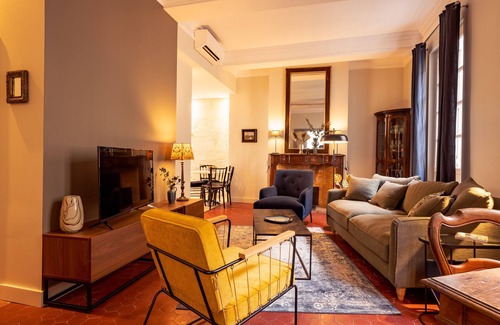 Avignon City Centre Apartment | Elegant La Suite N°3: Historic Center with Family Amenities