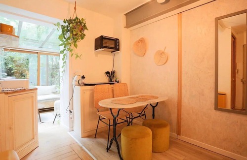 Belleville Apartment | Relaxing Private Suite des Chevaliers with Spa & Breakfast