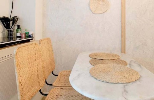 Belleville Apartment | Relaxing Private Suite des Chevaliers with Spa & Breakfast