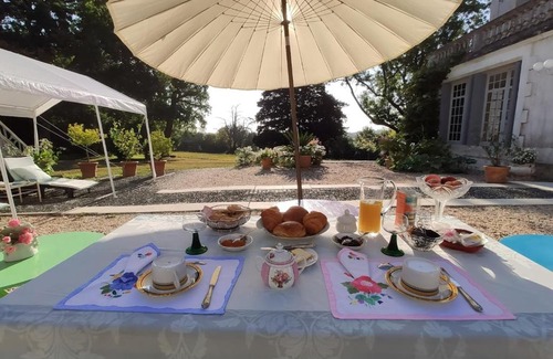 Mareuil-Sur-Lay-Dissais Bed & Breakfast | Explore La Suite Venise: Family and Pet Friendly Retreat