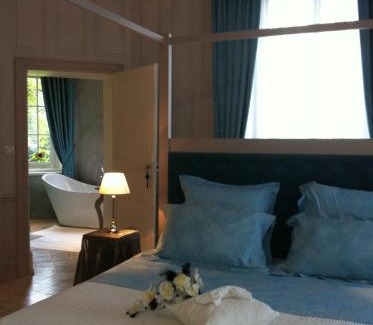 Mareuil-Sur-Lay-Dissais Bed & Breakfast | Explore La Suite Venise: Family and Pet Friendly Retreat