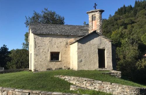 Porto Valtravaglia Bed & Breakfast | Discover La Tana del Ghiro: Oceanfront Retreat with Pets Welcome