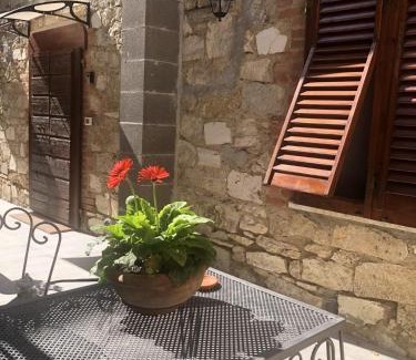 Santarello Apartment | Welcoming La Tana di Ghino di Tacco: Family-Friendly Stay