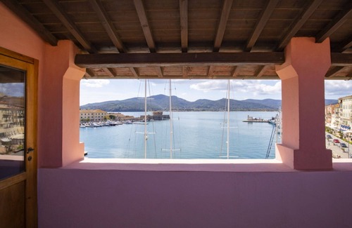 Portoferraio Old Town Apartment | Cozy LA TERRAZZA DI NAPOLEONE: Breakfast & Family-Friendly