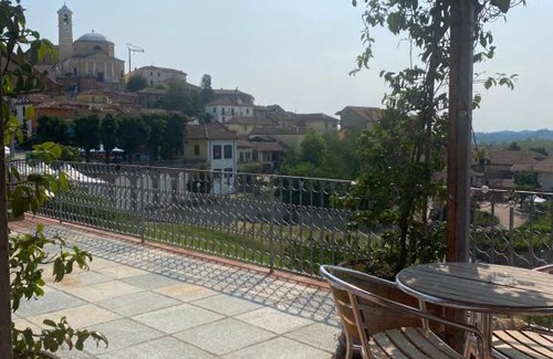 Montegrosso dʼAsti Apartment | Idyllic La Terrazza sul Monferrato with Hot Tub & Dining