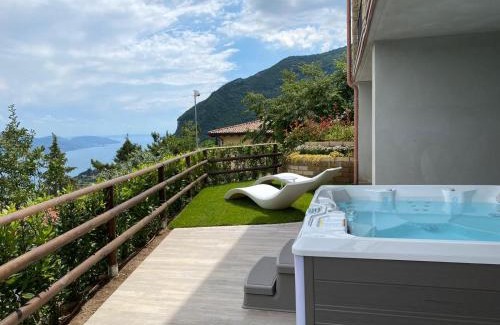 Aer Apartment | Discover La Terrazza sul Lago: 4-Star Getaway with Pool