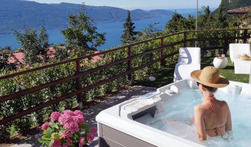 Aer Apartment | Discover La Terrazza sul Lago: 4-Star Getaway with Pool