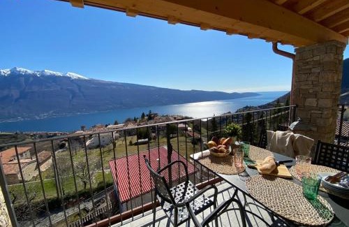 Aer Apartment | Discover La Terrazza sul Lago: 4-Star Getaway with Pool