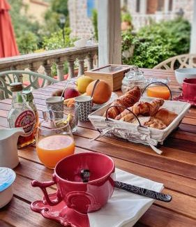 Grasse Bed & Breakfast | Experience La Thébaïde: Guest Rated 9.6 with Dining & Kitchen
