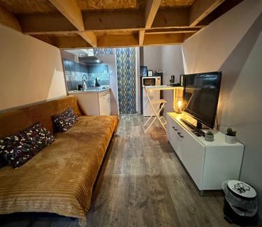 Angouleme House | Cozy La Tiny Studio with Free Parking & High Guest Ratings
