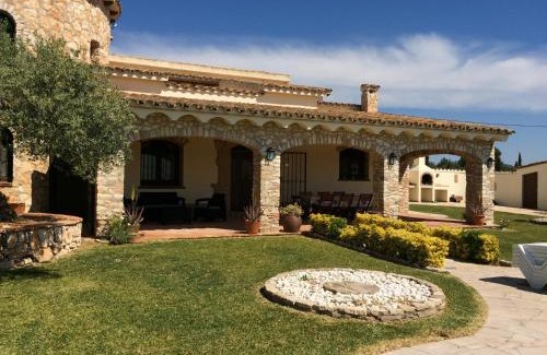 L'Ampolla House | Discover La Torre: Pet-Friendly Retreat with Pool & High Rating