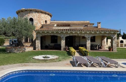 L'Ampolla House | Discover La Torre: Pet-Friendly Retreat with Pool & High Rating