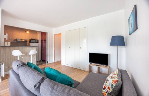Bernieres-sur-Mer Apartment | Oceanfront Bliss at La Tortue Joyeuse with Spa Amenities