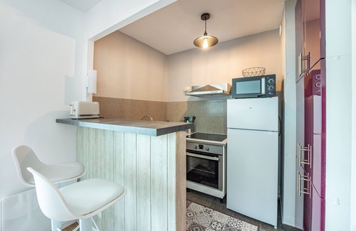 Bernieres-sur-Mer Apartment | Oceanfront Bliss at La Tortue Joyeuse with Spa Amenities