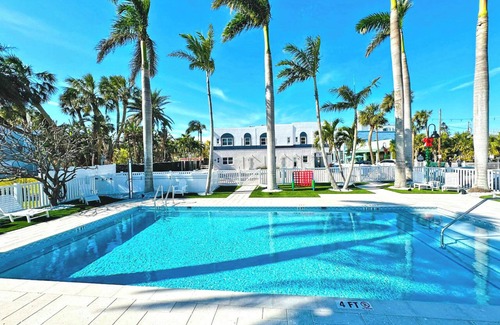 Pass-a-Grille Historic District Apartment | Top-Rated La Tortuga: Family-Friendly St Pete Beach Retreat