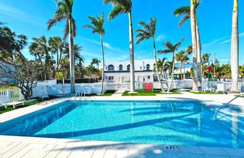 Pass-a-Grille Historic District Apartment | Historic La Tortuga at Pass A Grille St Pete Beach