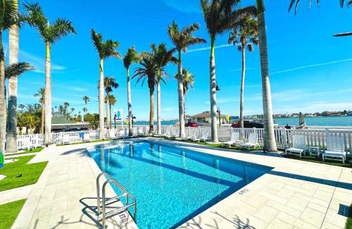 Pass-a-Grille Historic District Apartment | Historic La Tortuga at Pass A Grille St Pete Beach