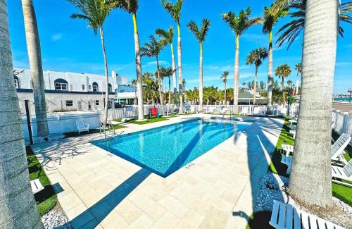 Pass-a-Grille Historic District Apartment | Historic La Tortuga at Pass A Grille St Pete Beach