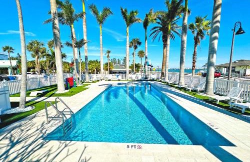Pass-a-Grille Historic District Apartment | Historic La Tortuga at Pass A Grille St Pete Beach