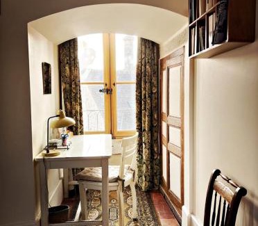 Avallon House | La Tour Beurdelaine