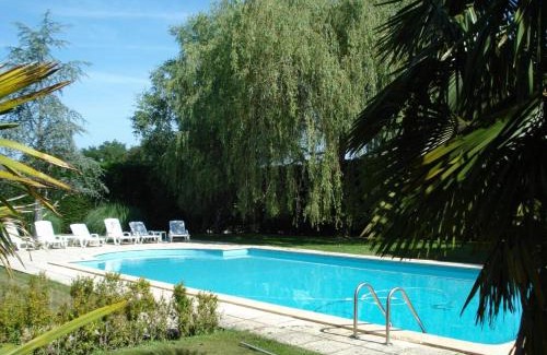 Betbezer-d'Armagnac House | Discover Comfort at La Tour du Manoir: Pet-Friendly Stay