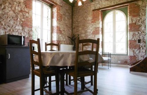 Betbezer-d'Armagnac House | Discover Comfort at La Tour du Manoir: Pet-Friendly Stay