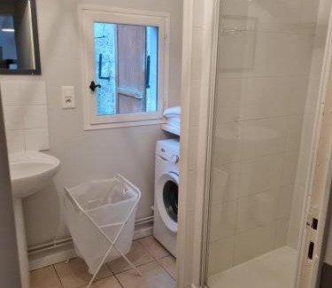 Septmonts House | Cozy La Tour L'évêque Gite: Family-Friendly Stay Near Soissons