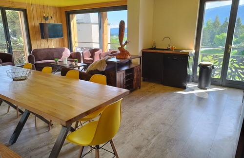 Formigueres Apartment | Experience La Truite: Family-Friendly Retreat by the Village
