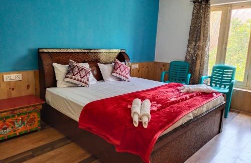Hundar House | Cozy LA-TSAS Guest House: Family-Friendly with Breakfast