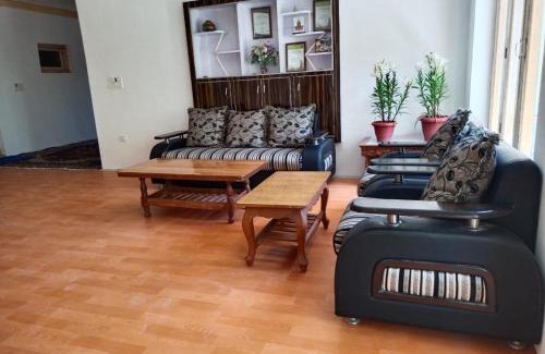 Hundar House | Cozy LA-TSAS Guest House: Family-Friendly with Breakfast