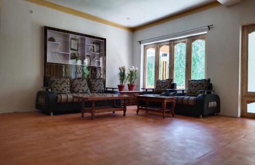 Hundar House | Cozy LA-TSAS Guest House: Family-Friendly with Breakfast