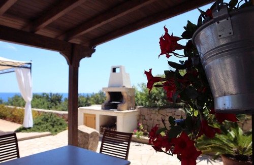 Corsano Apartment | Pet-Friendly La Varchiceddra: Ocean View & Breakfast Awaits