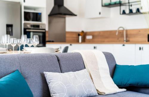 Lavaur House | La Vauréenne - Cozy Oceanfront Retreat with Parking Access