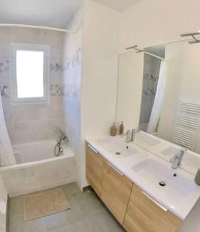 Lavaur House | La Vauréenne - Cozy Oceanfront Retreat with Parking Access