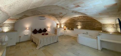 Maruggio Apartment | Discover La Vecchia Grotta: Family-Friendly with Hot Tub