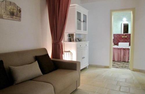 Maruggio Apartment | Discover La Vecchia Grotta: Family-Friendly with Hot Tub