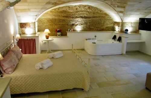 Maruggio Apartment | Discover La Vecchia Grotta: Family-Friendly with Hot Tub
