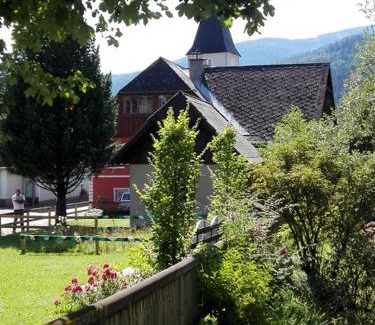 Pusterwald House | Cozy Retreat at La vecchia Mesnerhaus with Hot Tub & Breakfast