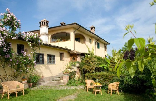 Selci Bed & Breakfast | Experience La Vecchia Quercia: Pet-Friendly Retreat with Hot Tub