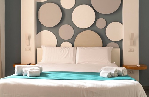 Licola Mare House | Discover La Via del Mare with Pool, Restaurant & Breakfast