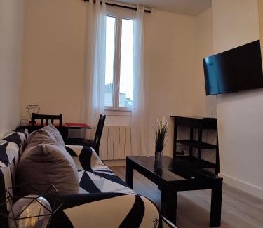 Maisons-Laffitte Apartment | Elegant Getaway at La vie en blanc et noir Maisons-Laffitte