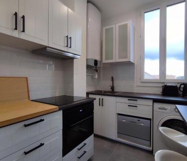 Maisons-Laffitte Apartment | Elegant Getaway at La vie en blanc et noir Maisons-Laffitte