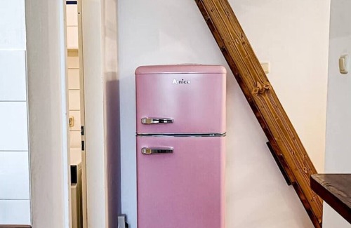 Schoeneberg Apartment | Experience La Vie En Rose: Art, Elegance & Pet-Friendly Stay