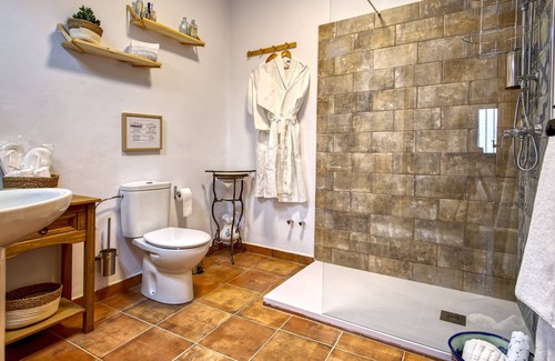 Canillas de Aceituno Bed & Breakfast | Unforgettable Stay at La Vieja Botica with Spa & Breakfast