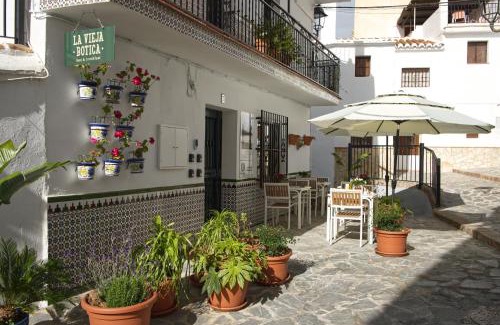 Canillas de Aceituno Bed & Breakfast | Relax at La Vieja Botica: 4-Star Oceanfront Retreat