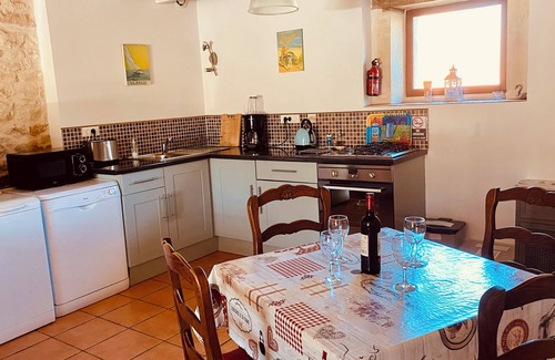 Hanc House | La Vigne: Stunning 2-Bed Cottage with Pool & Gardens